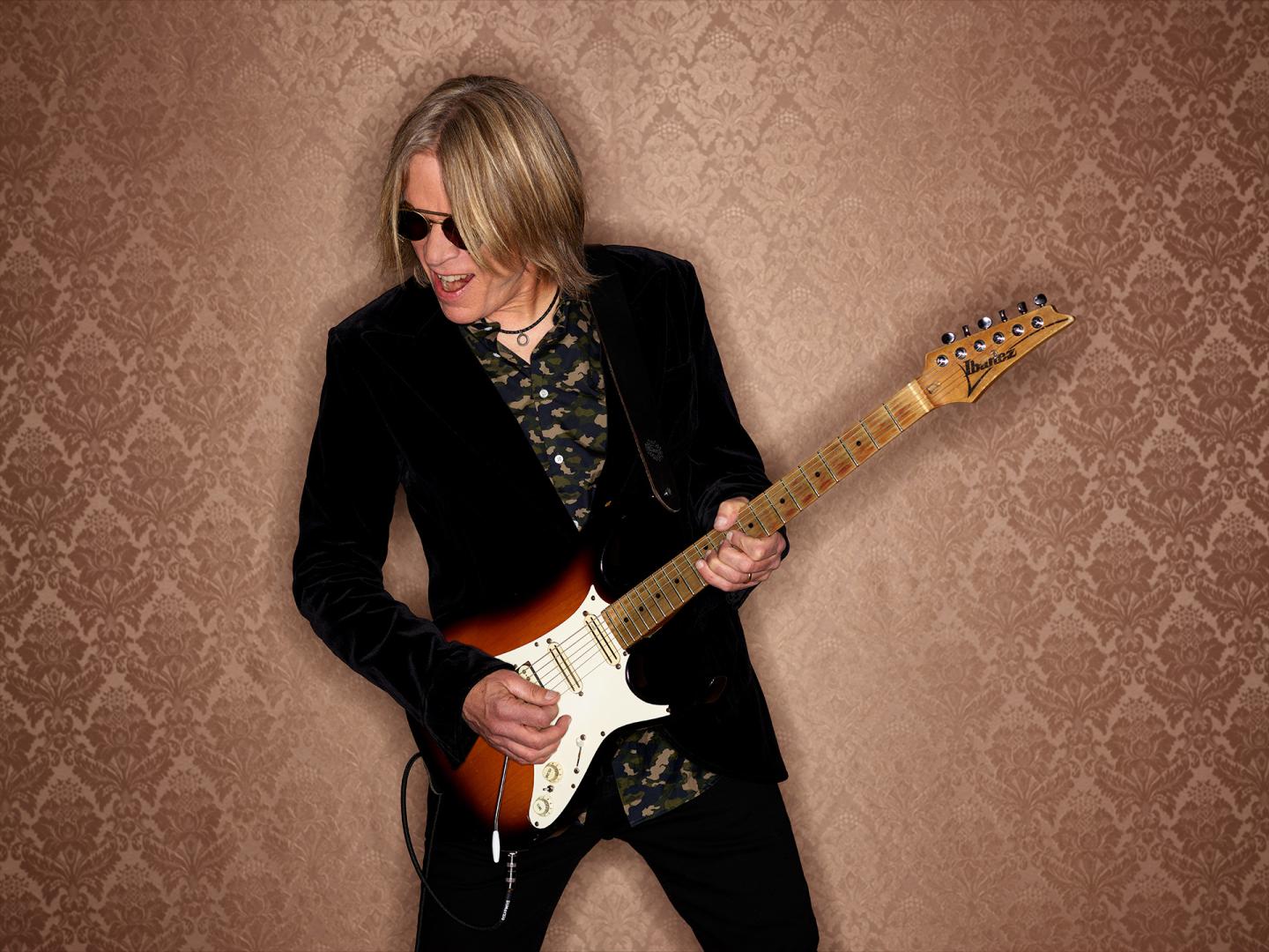 Andy Timmons playing his Ibanez AT prototype. Photo by Larry DiMarzio.