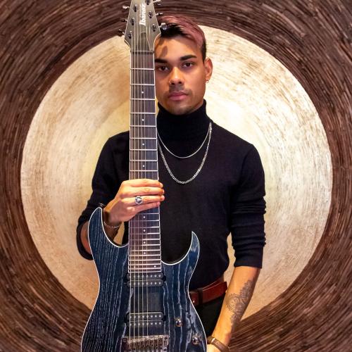 Manuel Gardner Fernandes plays DiMarzio